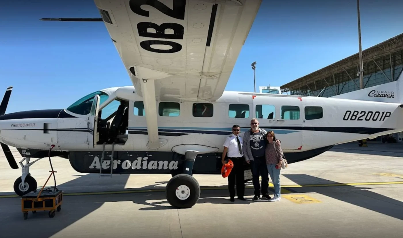 Viajeros junto a la avioneta antes del sobrevuelo de las Líneas de Nazca