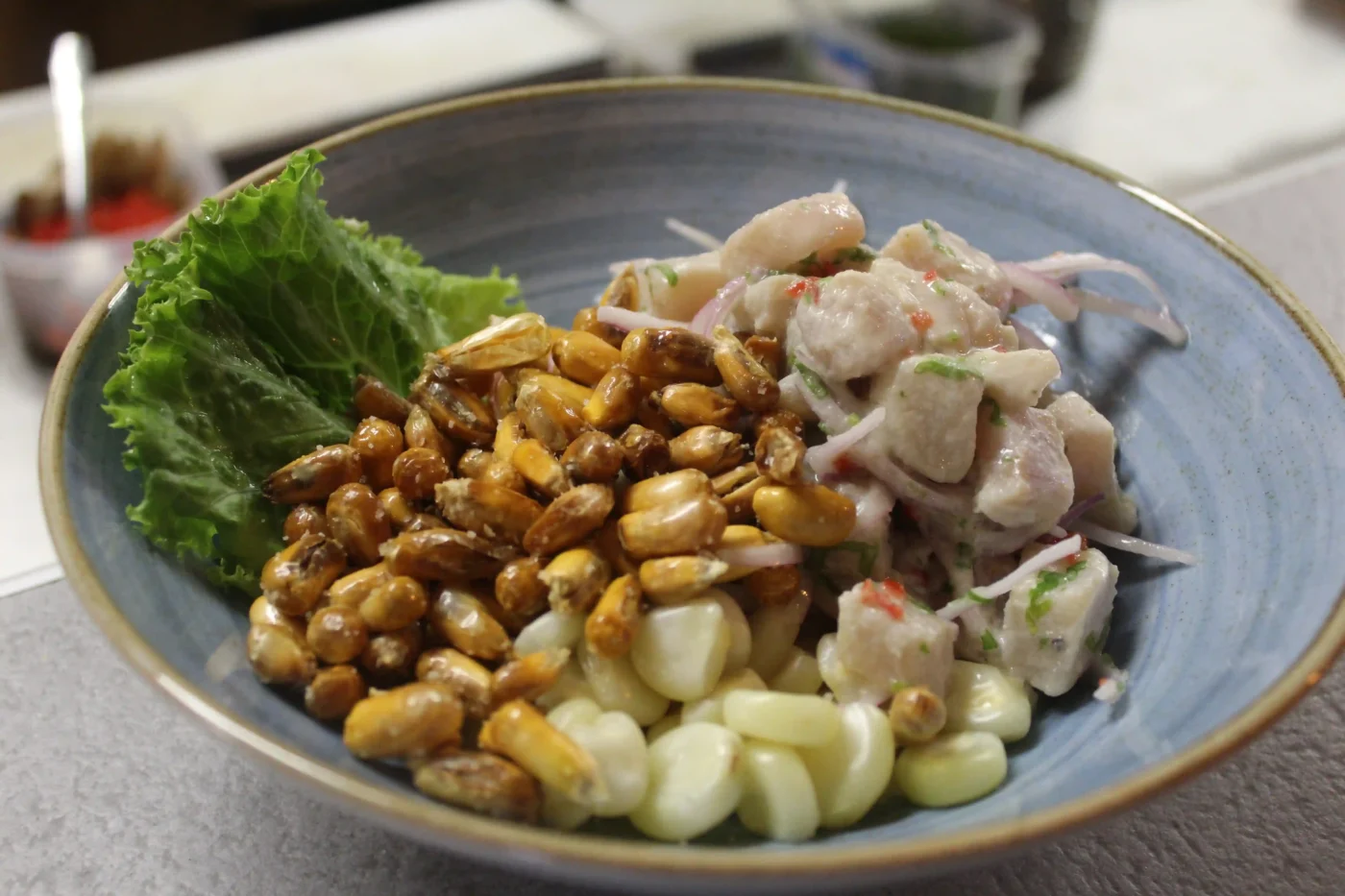 Plato de ceviche en una cevichería de Lima
