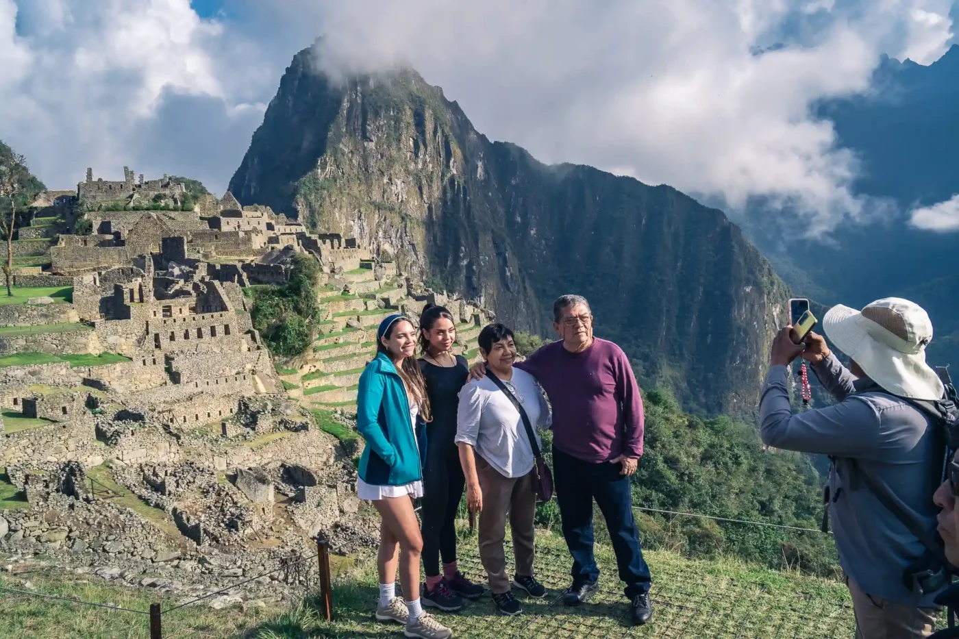 Viajeros en Machu Picchu durante un viaje a Perú desde México