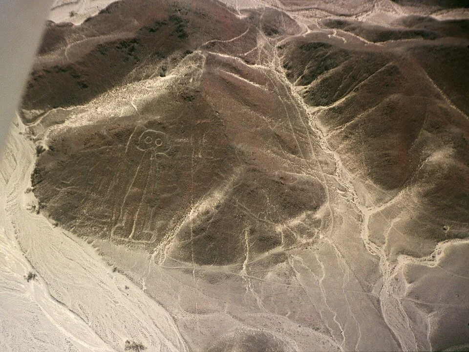 Figura del Astronauta en la ladera de un cerro en Nazca