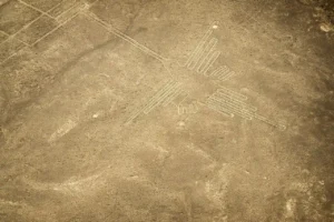 Figura del Colibrí de las Líneas de Nazca vista desde la avioneta