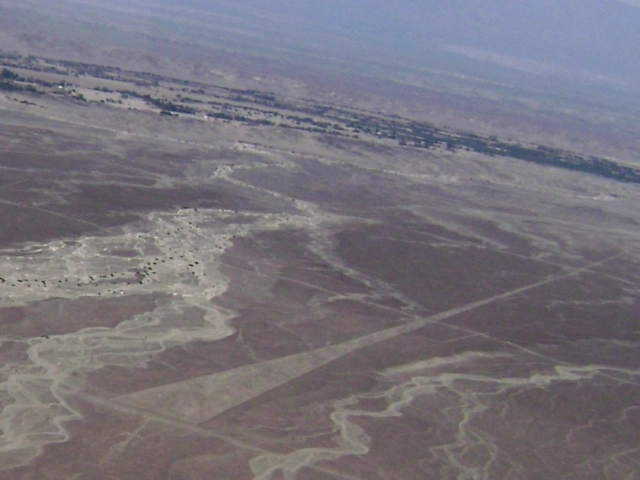 Líneas rectas y trapecios trazados en el desierto de Nazca