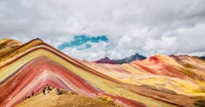 Viajeros en el mirador de la Montaña de 7 Colores (Vinicunca) en Cusco