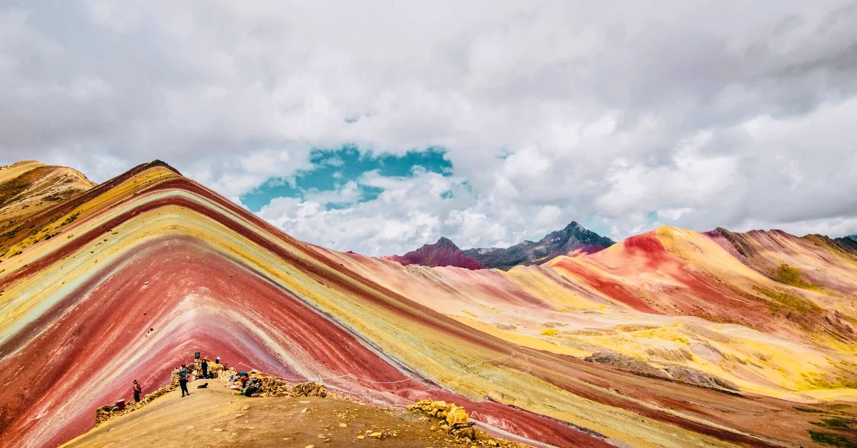 Viajeros en el mirador de la Montaña de 7 Colores (Vinicunca) en Cusco