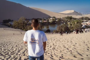 Oasis de Huacachina rodeado de dunas en Ica, Perú