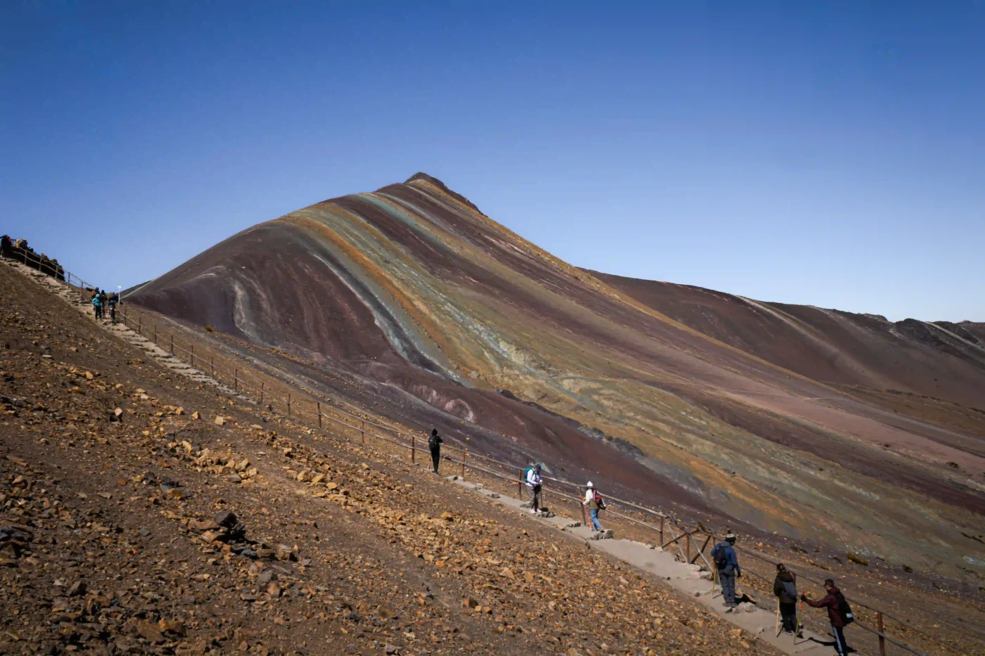 Caballos y caminantes en el sendero a la Montaña de 7 Colores