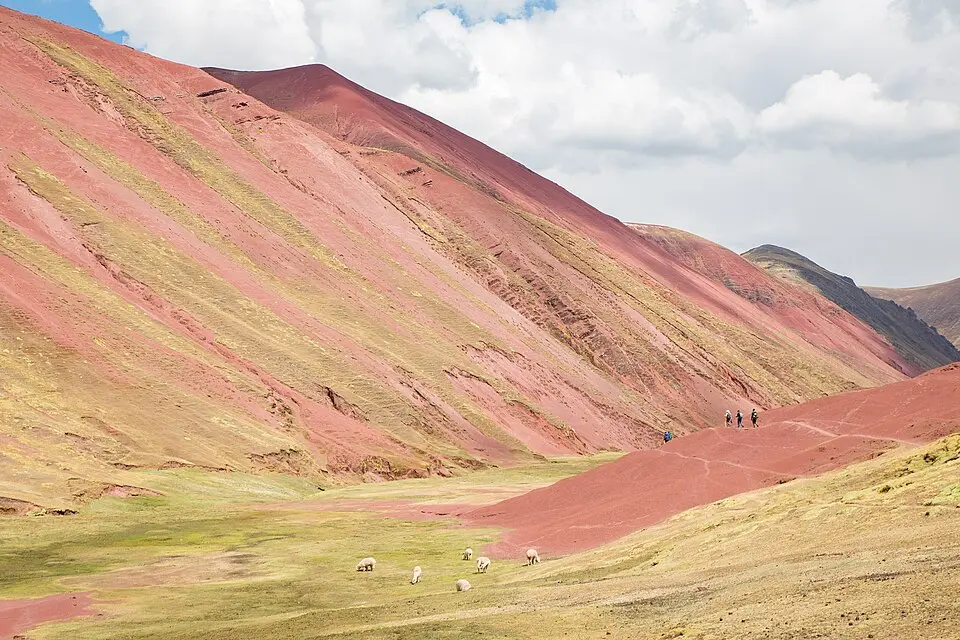 Valle Rojo y el nevado Ausangate cerca de la Montaña de 7 Colores
